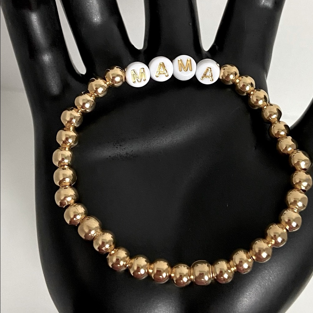 golden bracelet
handmade
gold plated
"mamá”